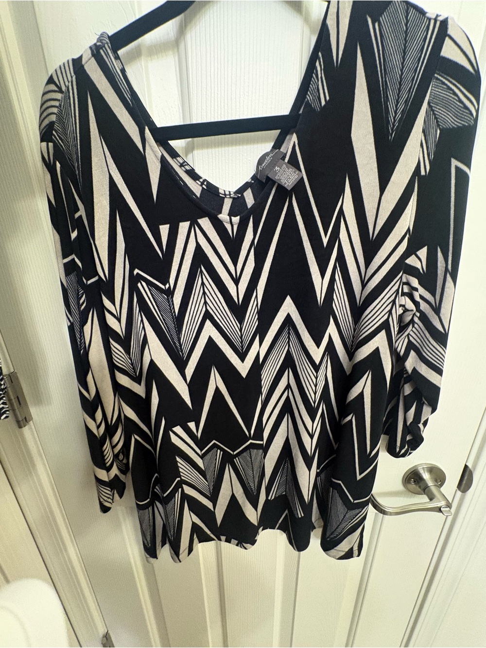 Chicos Travelers Women’s Black & White Geometric V-Neck Top